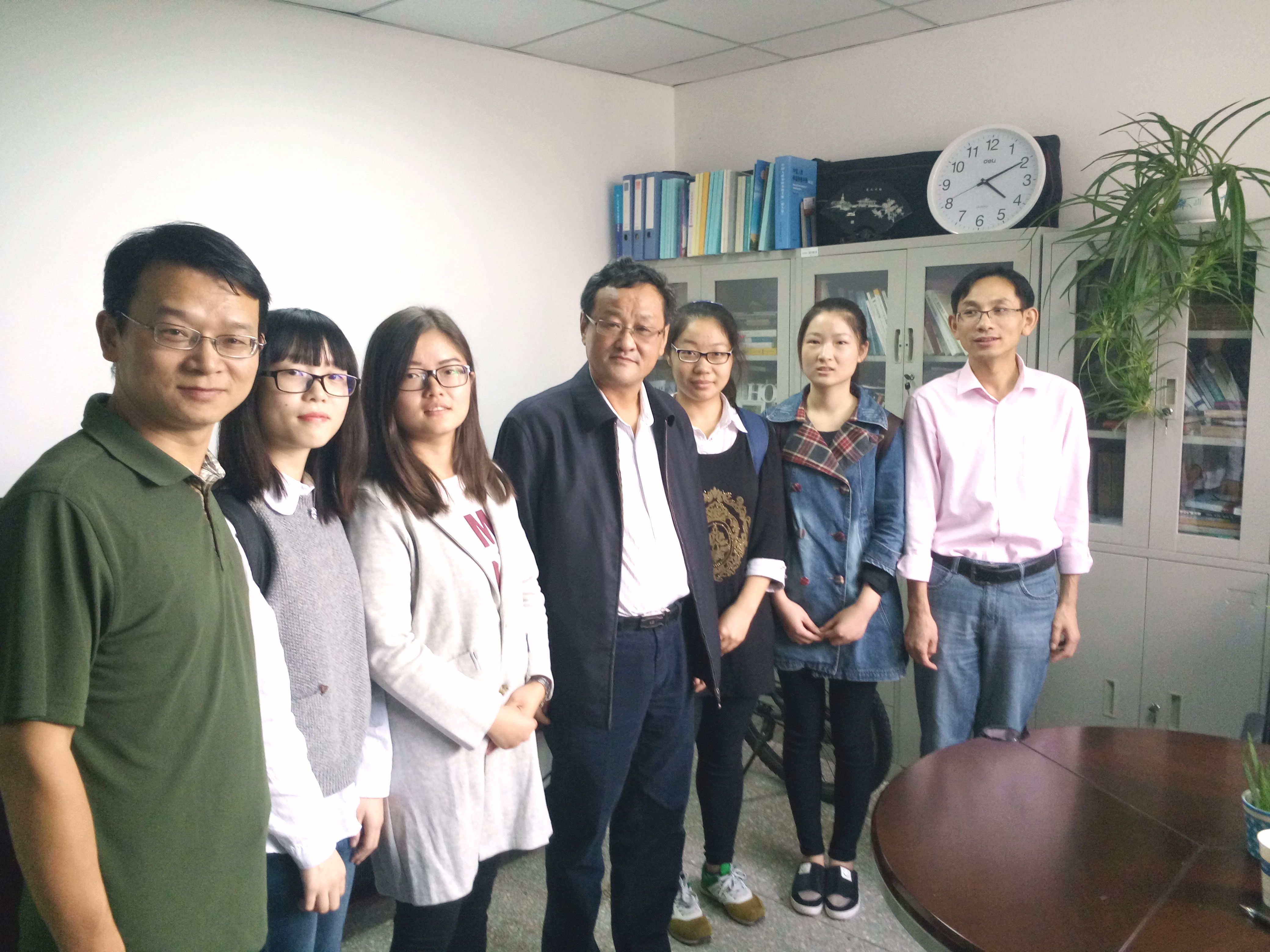 公管院“挑战杯”备赛课题组与指导老师合影